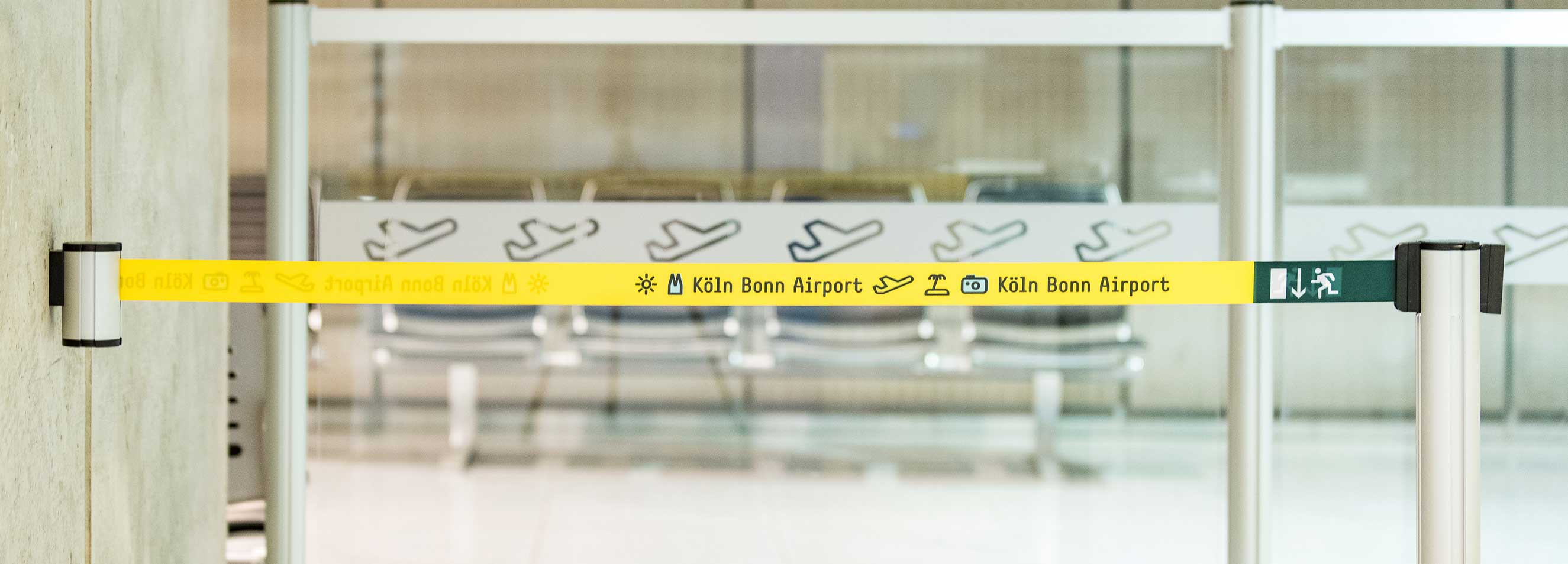 Wandgurtkassette mit ausgezogenem Gurt am Flughafen 
