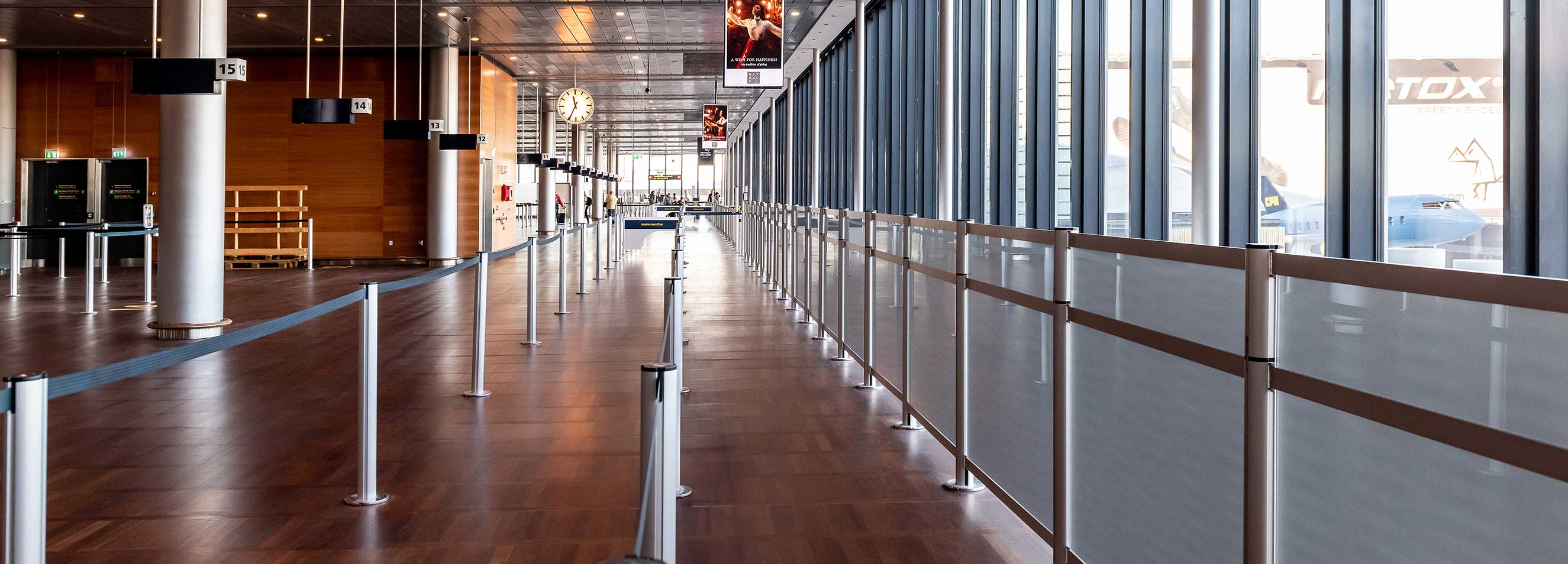 Partition wall systems in the entrance of an airport